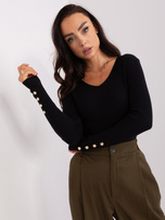 Czarny prążkowany sweter z guzikami - obrazek 4