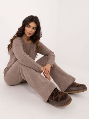 Ciemnobeżowy komplet dzianinowy z długim rękawem i spodniami